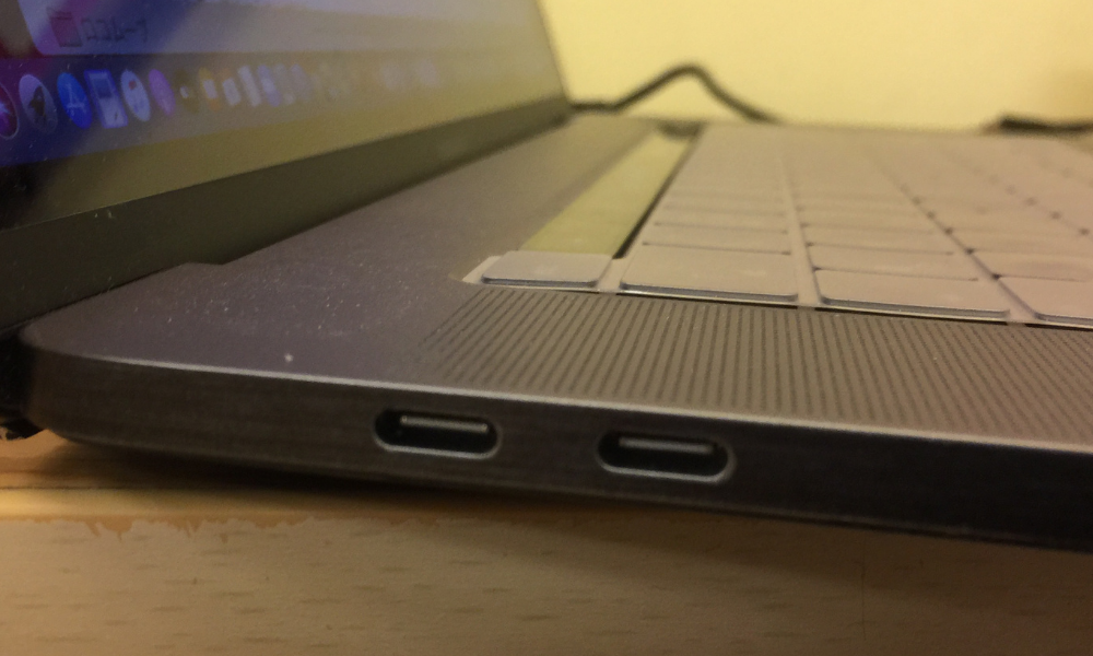 本格整体院高久 大泉学園店　MacBook Pro16インチの穴